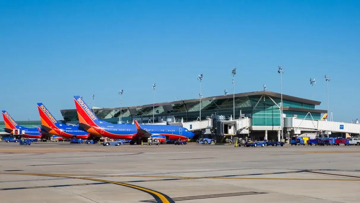 Which Houston Airport is Better? — photo 2